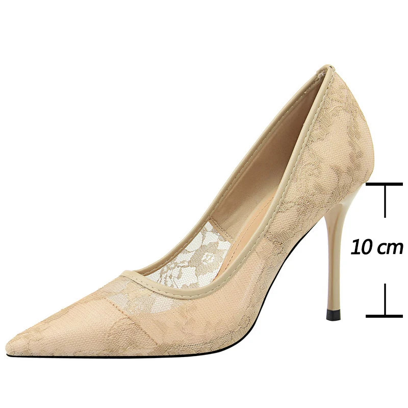 Elegante Spitzen-Pumps