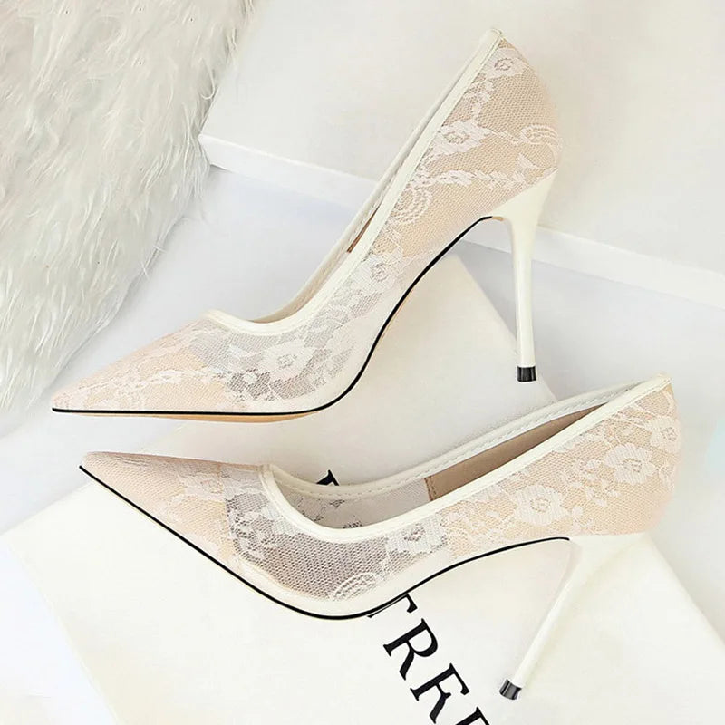 Elegante Spitzen-Pumps