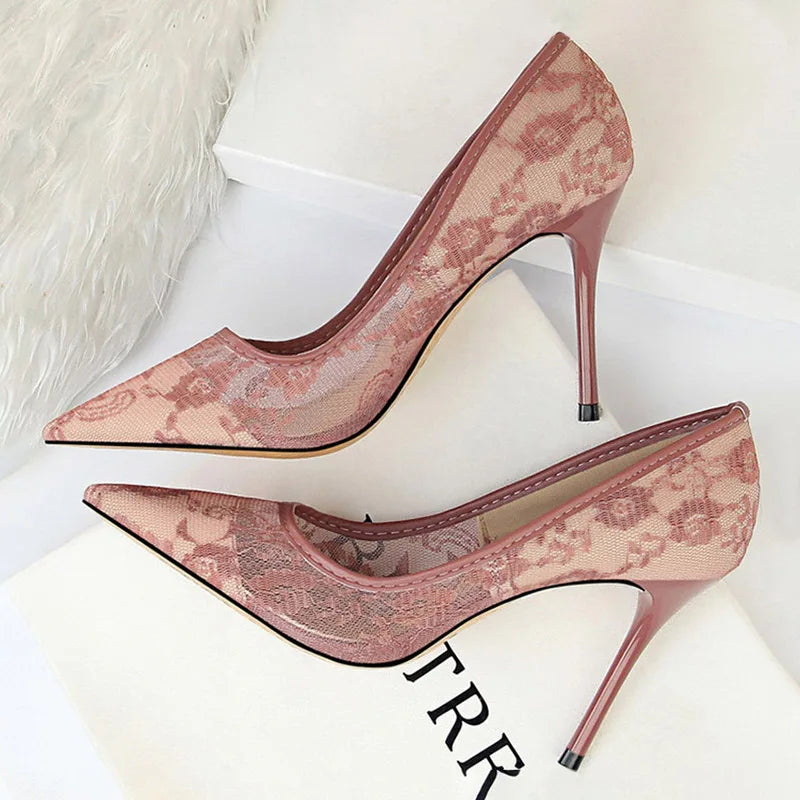 Elegante Spitzen-Pumps