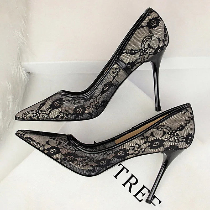 Elegante Spitzen-Pumps