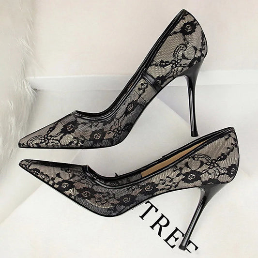 Elegante Spitzen-Pumps