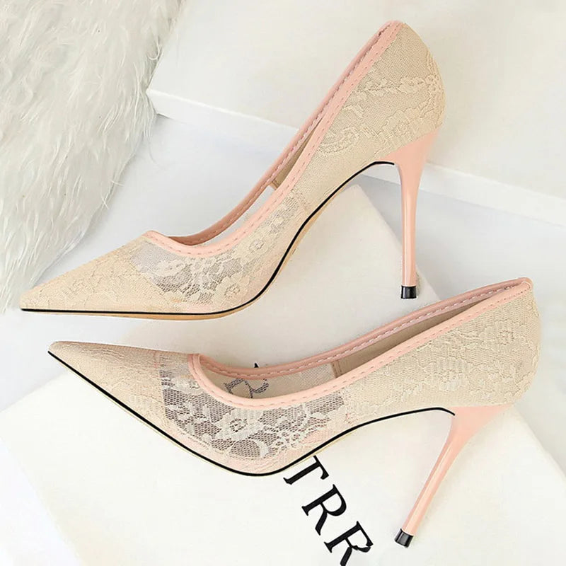 Elegante Spitzen-Pumps