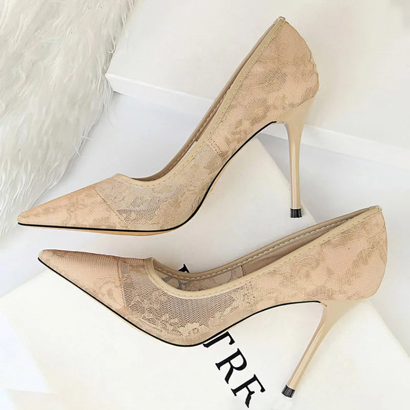 Elegante Spitzen-Pumps