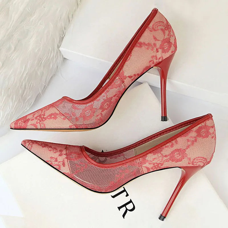 Elegante Spitzen-Pumps
